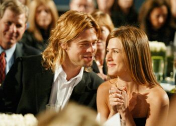 “Se Volvió Gris y Envejeció Mucho”: Liam Neeson Lucía Tan Irreconocible en la Reciente Foto Familiar!