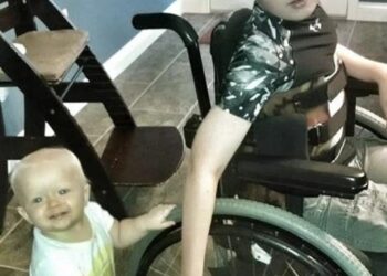Buenas personas le dieron a una mujer sin hogar un viejo remolque: ¡Ella lo convirtió en una acogedora casa en medio del bosque!