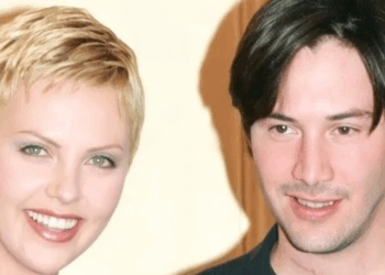 ¡Beso como adolescentes! A sus 60 años, Reeves lleva a su prometida de 52, de cabello canoso, a una cita en un café.