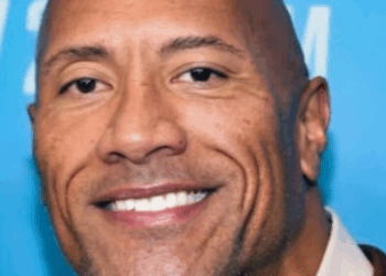 Dwayne Johnson le regala una camioneta de ,000 a su amigo que lo acogió cuando estaba sin hogar: ¡Detalles y fotos!